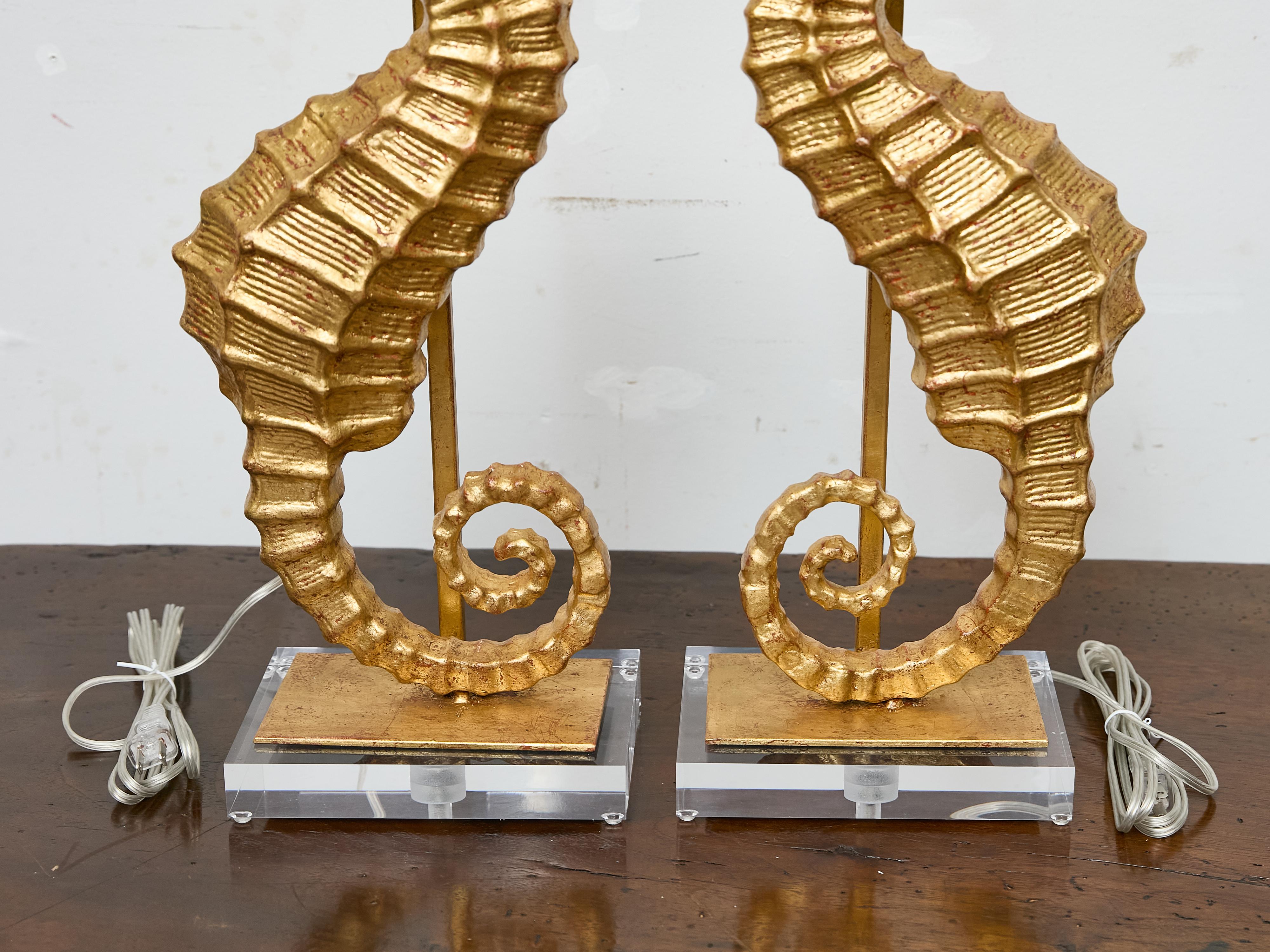 Doré Paire de lampes de table hippocampe en métal doré sur socle en lucite, câblées pour les USA en vente