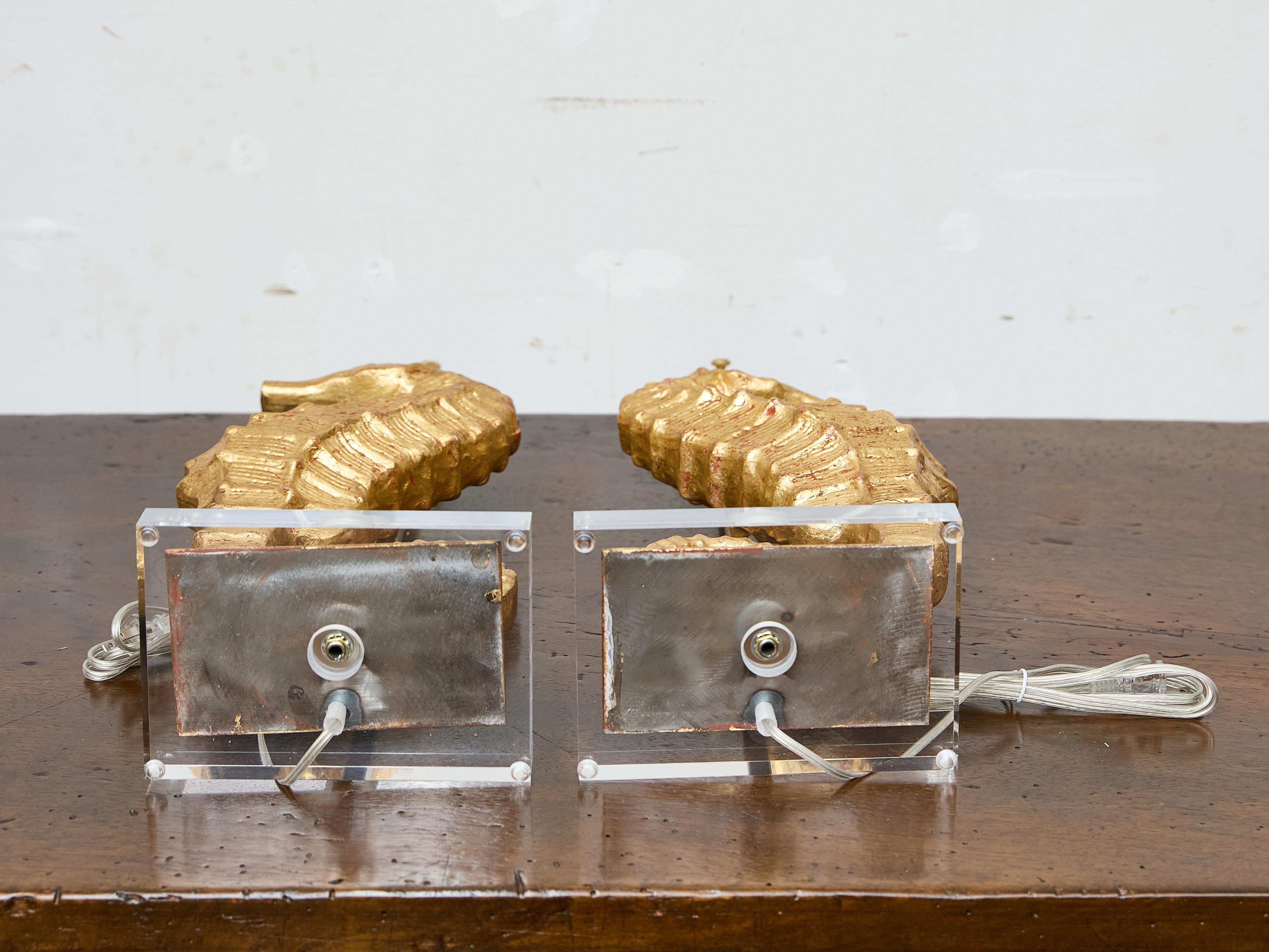 Paire de lampes de table hippocampe en métal doré sur socle en lucite, câblées pour les USA Bon état - En vente à Atlanta, GA