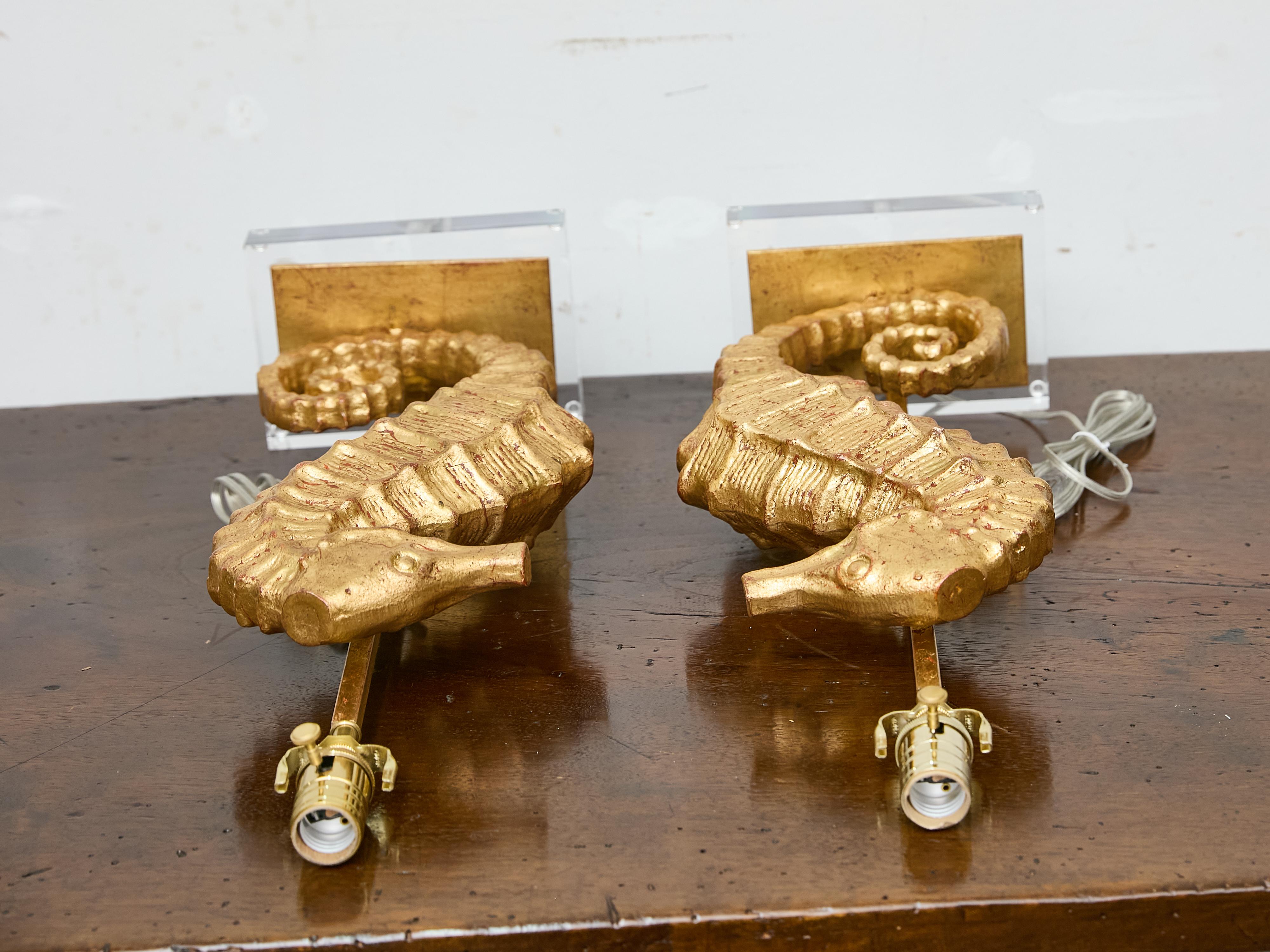 XIXe siècle Paire de lampes de table hippocampe en métal doré sur socle en lucite, câblées pour les USA en vente