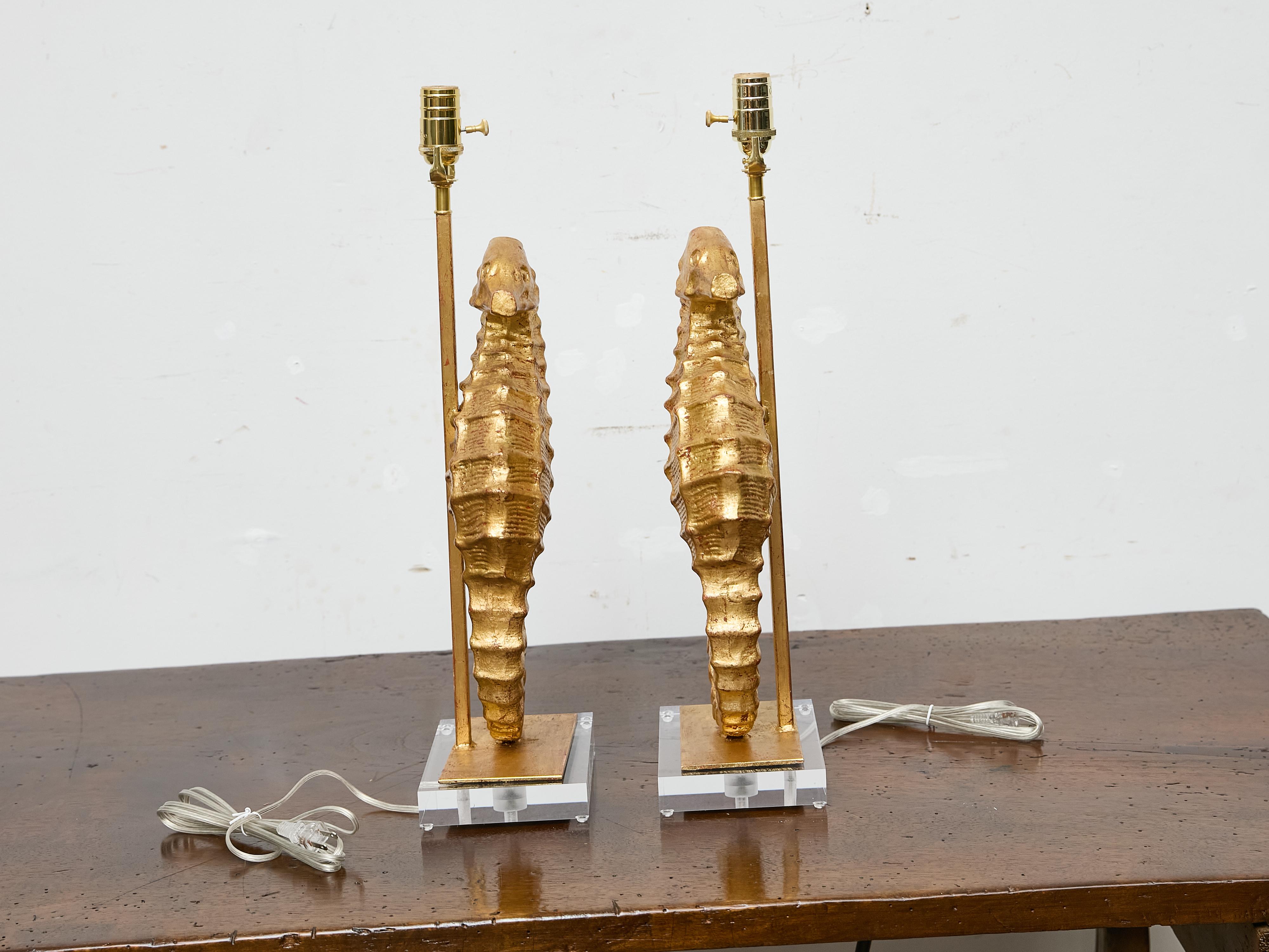 Paire de lampes de table hippocampe en métal doré sur socle en lucite, câblées pour les USA en vente 1