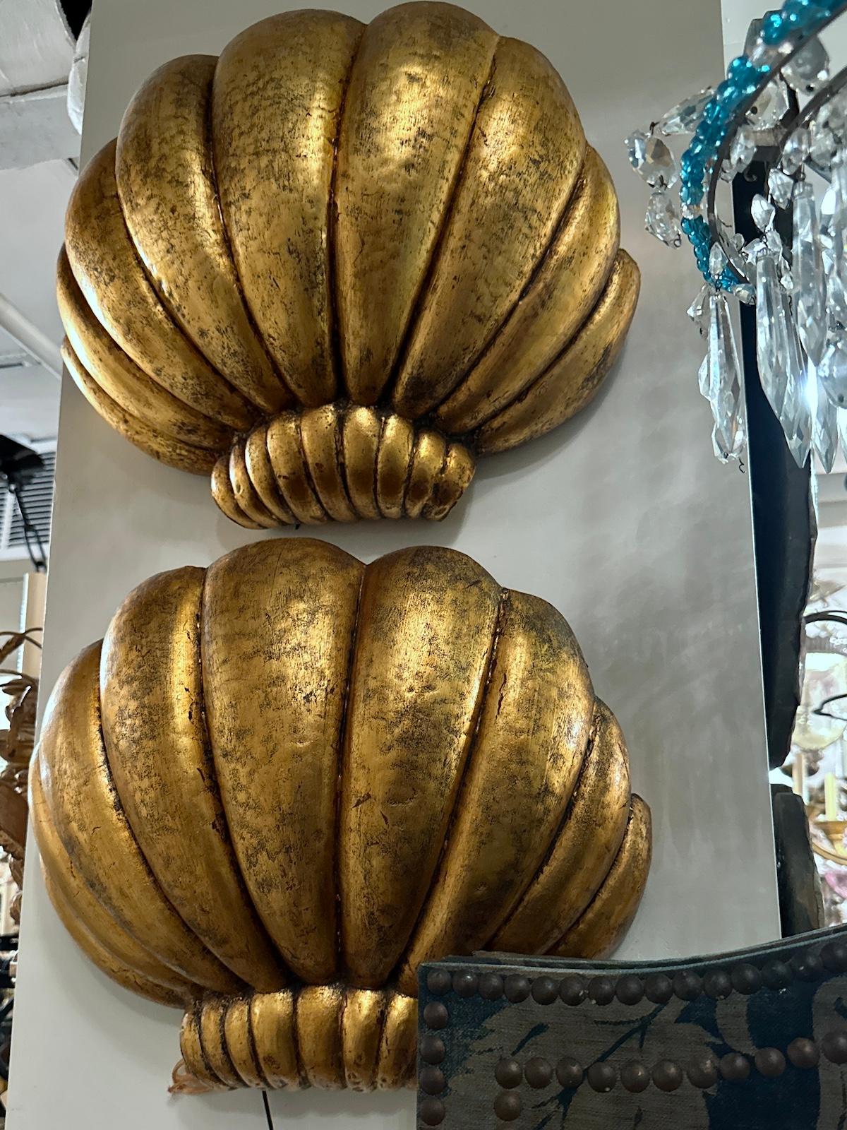 Coppia di lampade a conchiglia in metallo dorato In condizioni buone in vendita a New York, NY