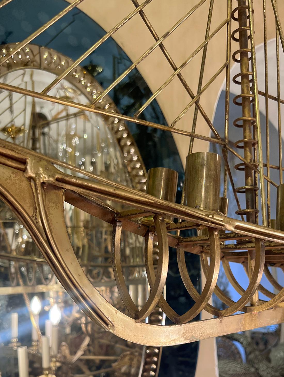 Italiano Coppia di lampadari da nave in metallo dorato, venduti singolarmente in vendita