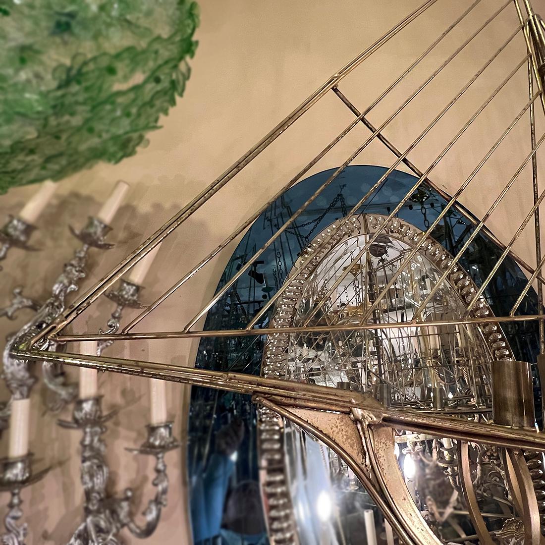 Coppia di lampadari da nave in metallo dorato, venduti singolarmente In condizioni buone in vendita a New York, NY
