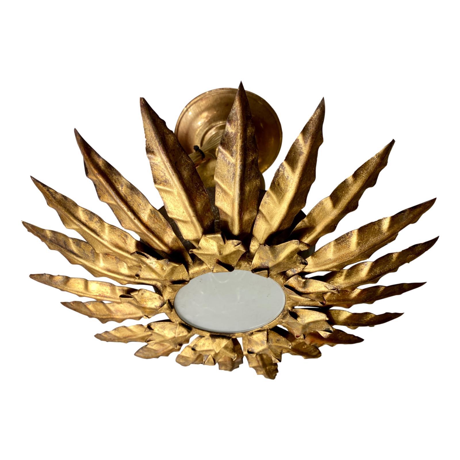 Coppia di lampade a sospensione in metallo dorato degli anni '60 circa, con vetro smerigliato e luci interne.

Misure:
Diametro 14
