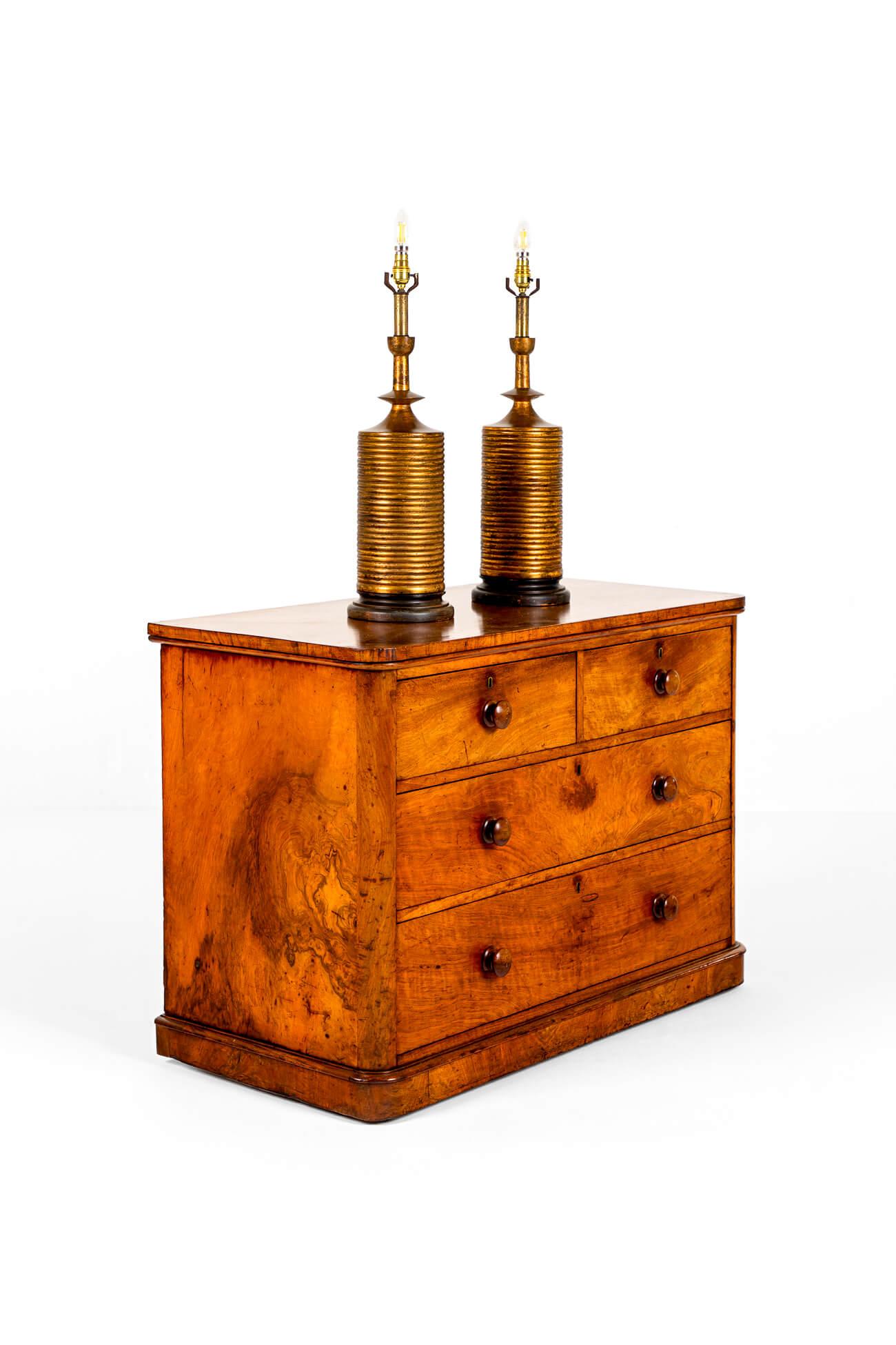 Paire de lampes de table en métal doré en vente 3