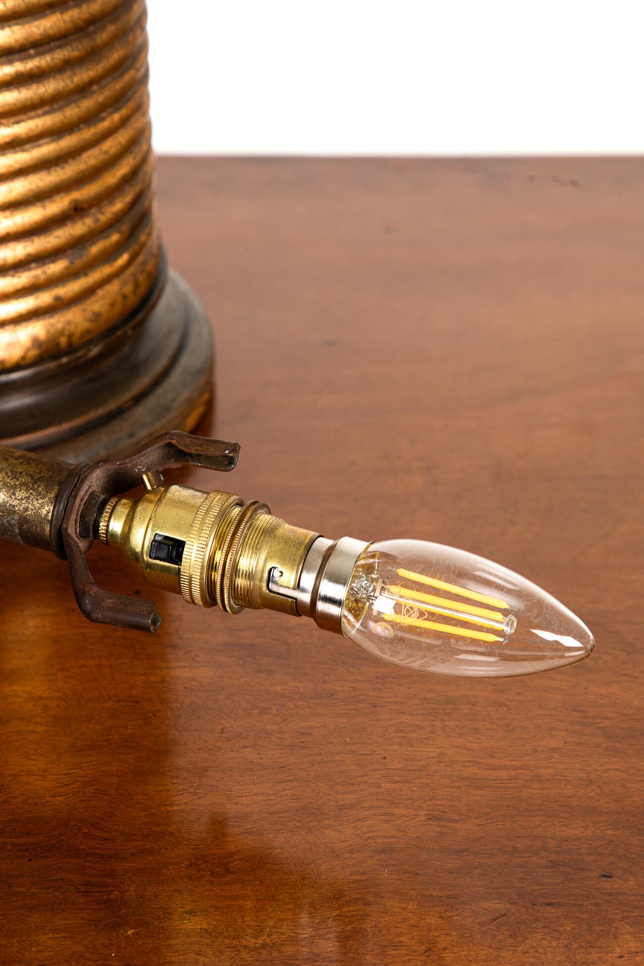 20ième siècle Paire de lampes de table en métal doré en vente
