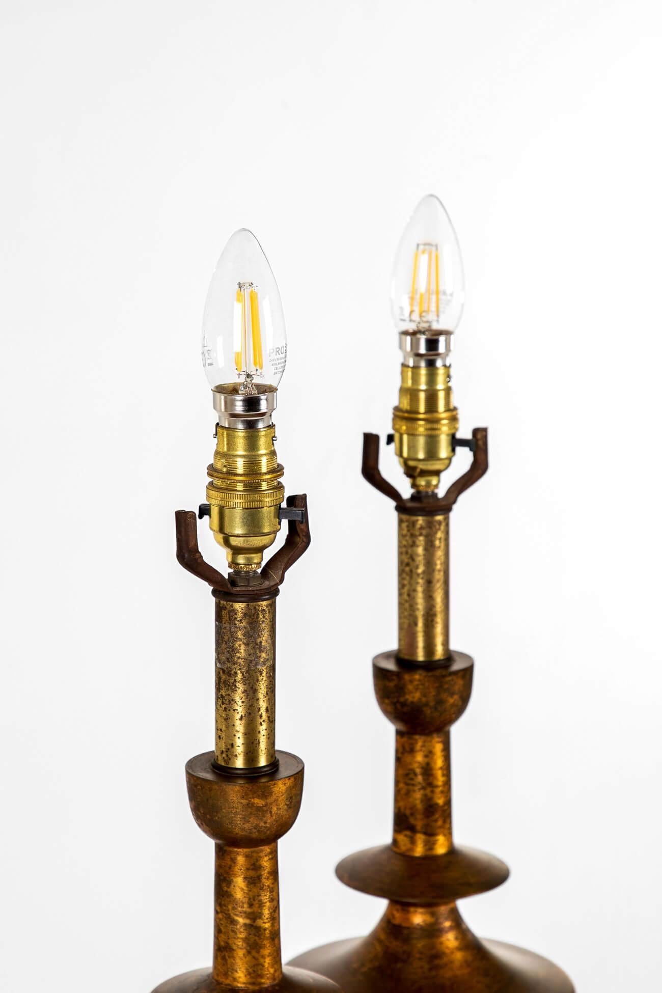 Métal Paire de lampes de table en métal doré en vente
