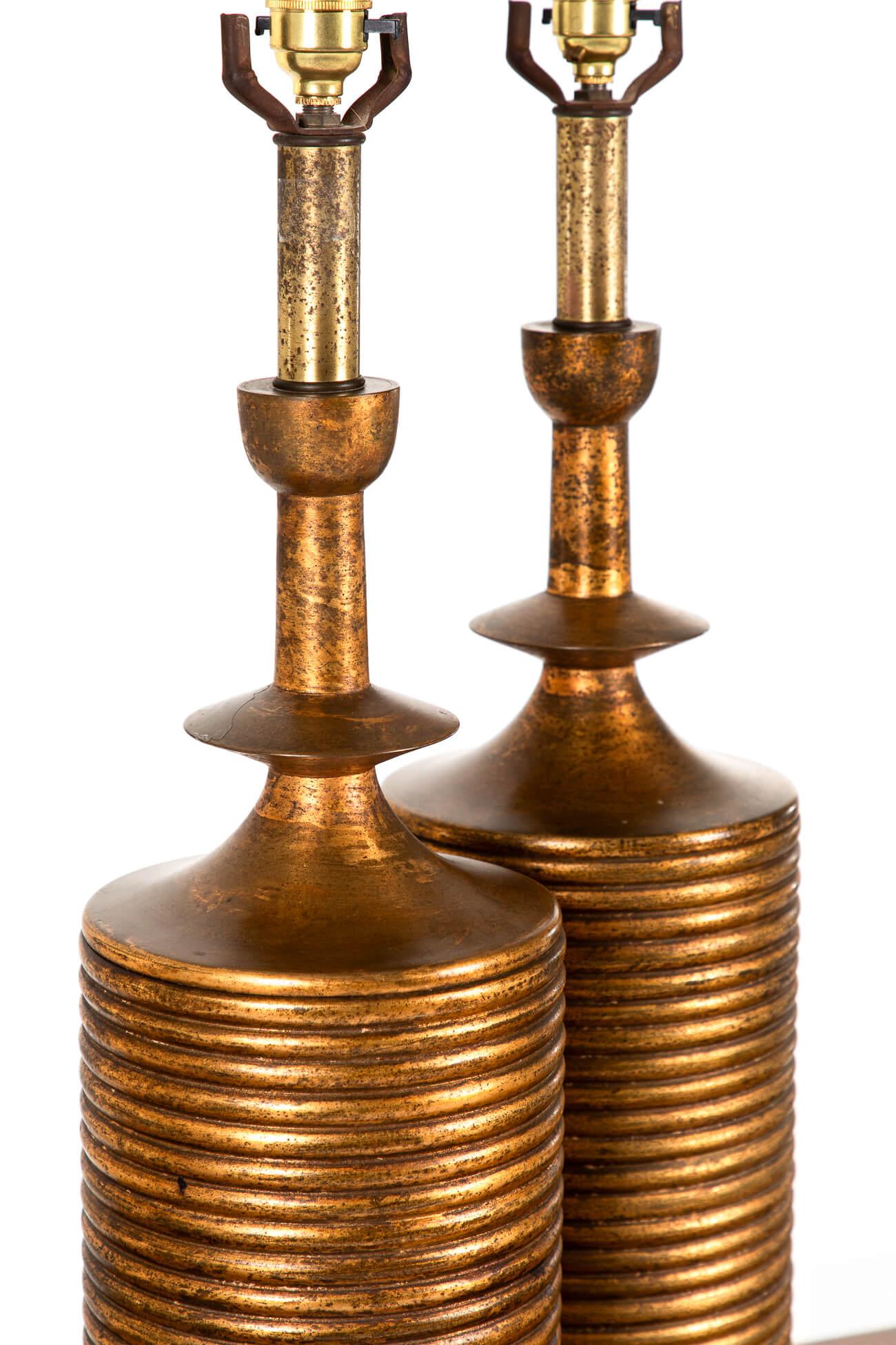 Paire de lampes de table en métal doré en vente 1