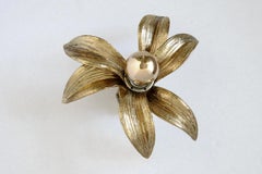 Coppia di plafoniere da parete in metallo dorato, anni '60