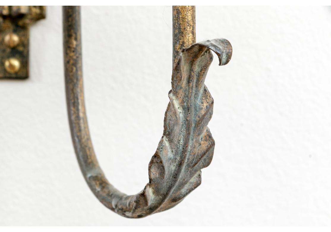 Coppia di appliques con motivi di grano intagliati in legno dorato e gesso che si sprigionano da piastre posteriori in metallo dorato. Due bracci in metallo dorato decorati con foglie di tiglio e bobeche in legno intagliato con boccioli di fiori