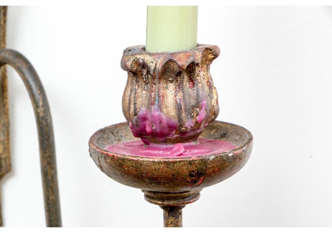Mid-Century moderno Coppia di candelabri in metallo dorato e Wood in vendita