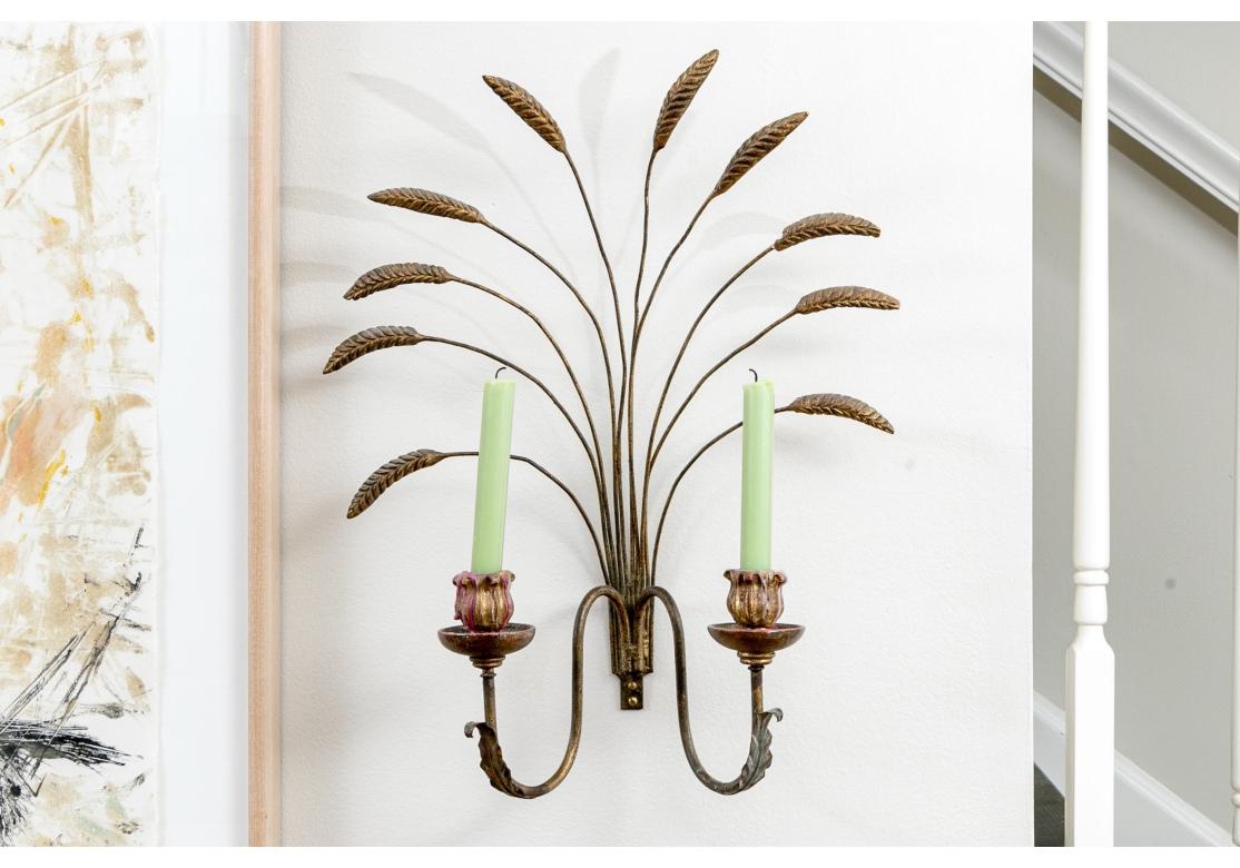 Intagliato Coppia di candelabri in metallo dorato e Wood in vendita