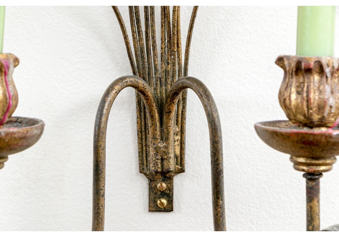 Metallo Coppia di candelabri in metallo dorato e Wood in vendita