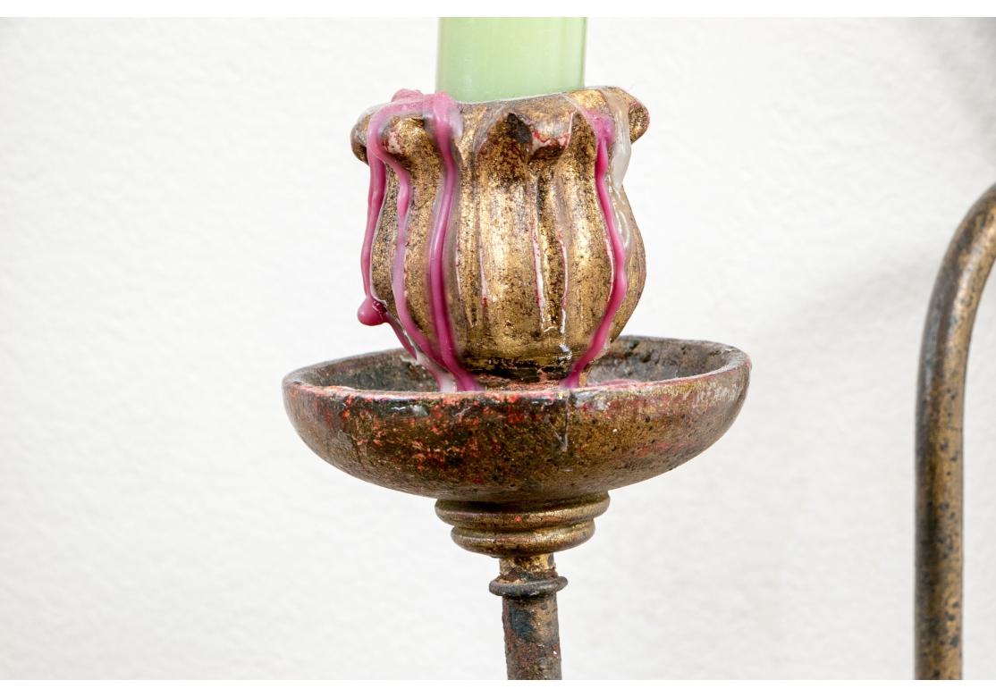 Coppia di candelabri in metallo dorato e Wood in vendita 1