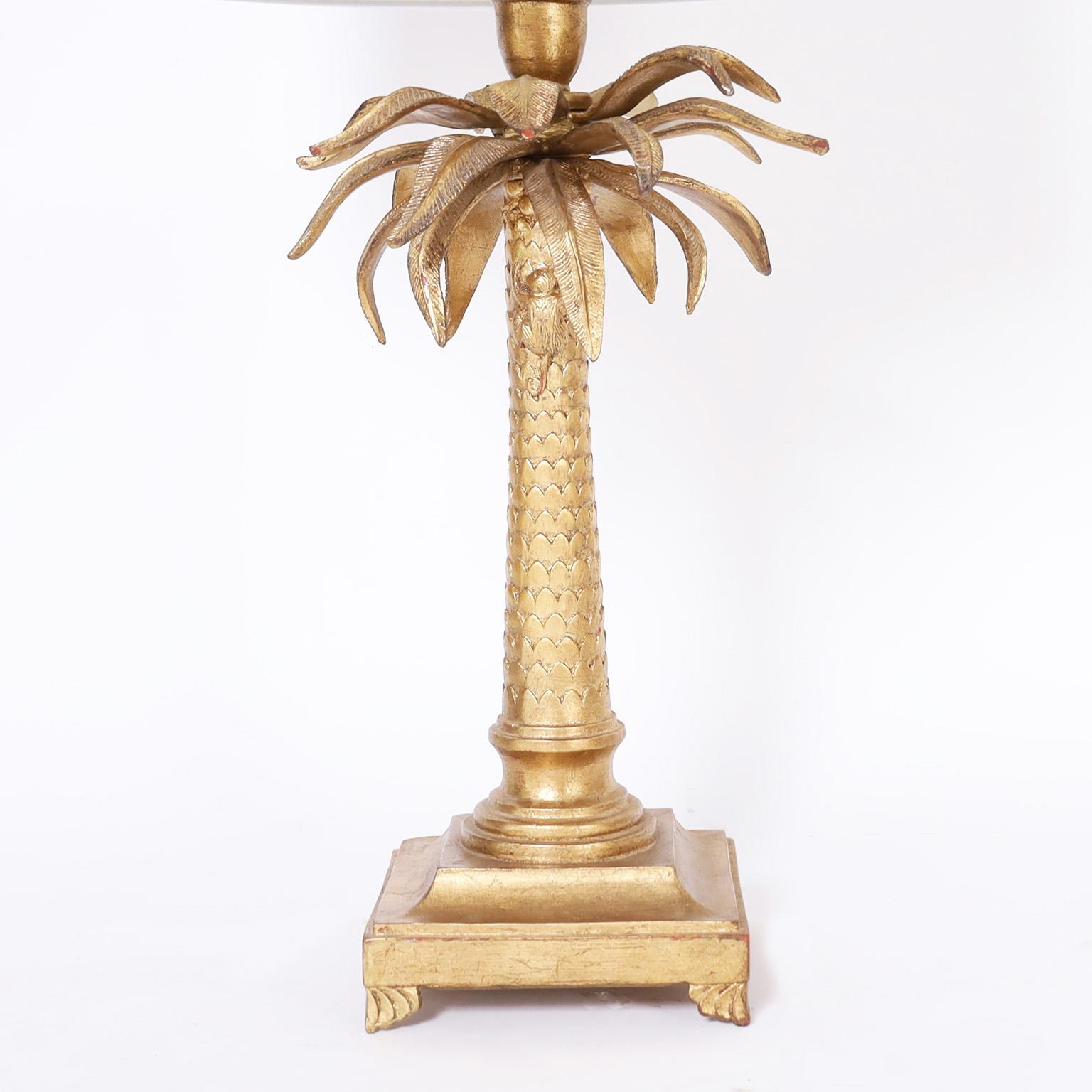 Mid-Century Modern Paire de lampes de table en bois de palmier doré en vente