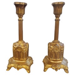 Coppia di portacandele in metallo dorato patinato in stile ecclesiastico, circa anni '20