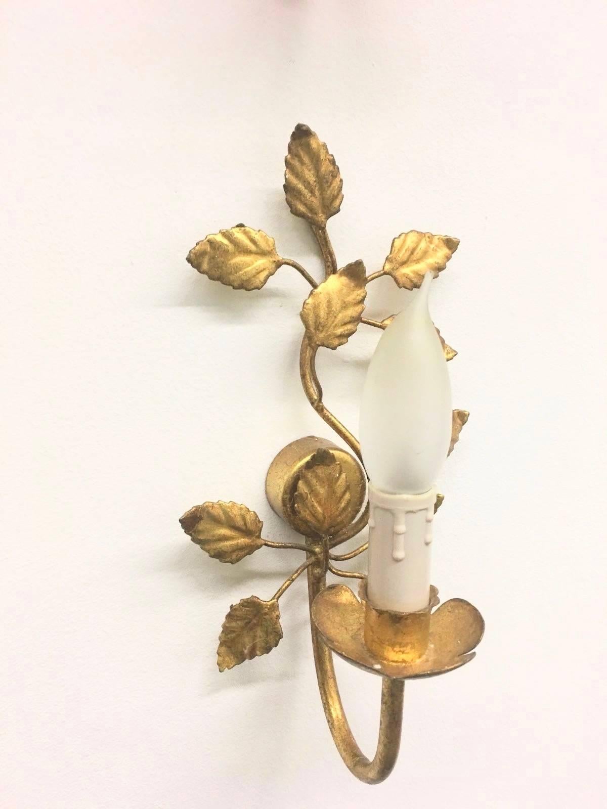 Hollywood Regency Paire d'appliques dorées à petites feuilles:: Vintage:: Italie:: années 60