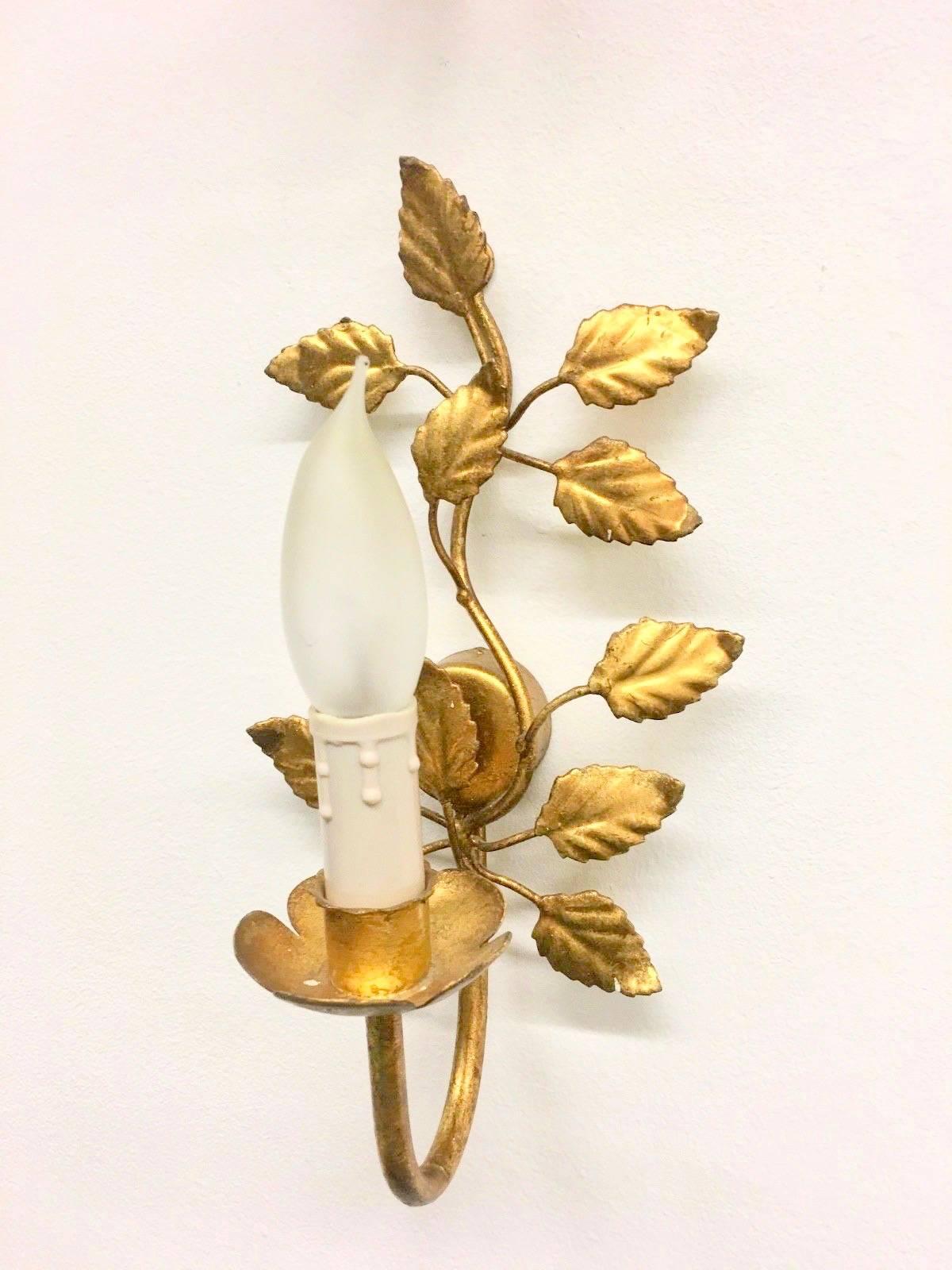 Allemand Paire d'appliques dorées à petites feuilles:: Vintage:: Italie:: années 60