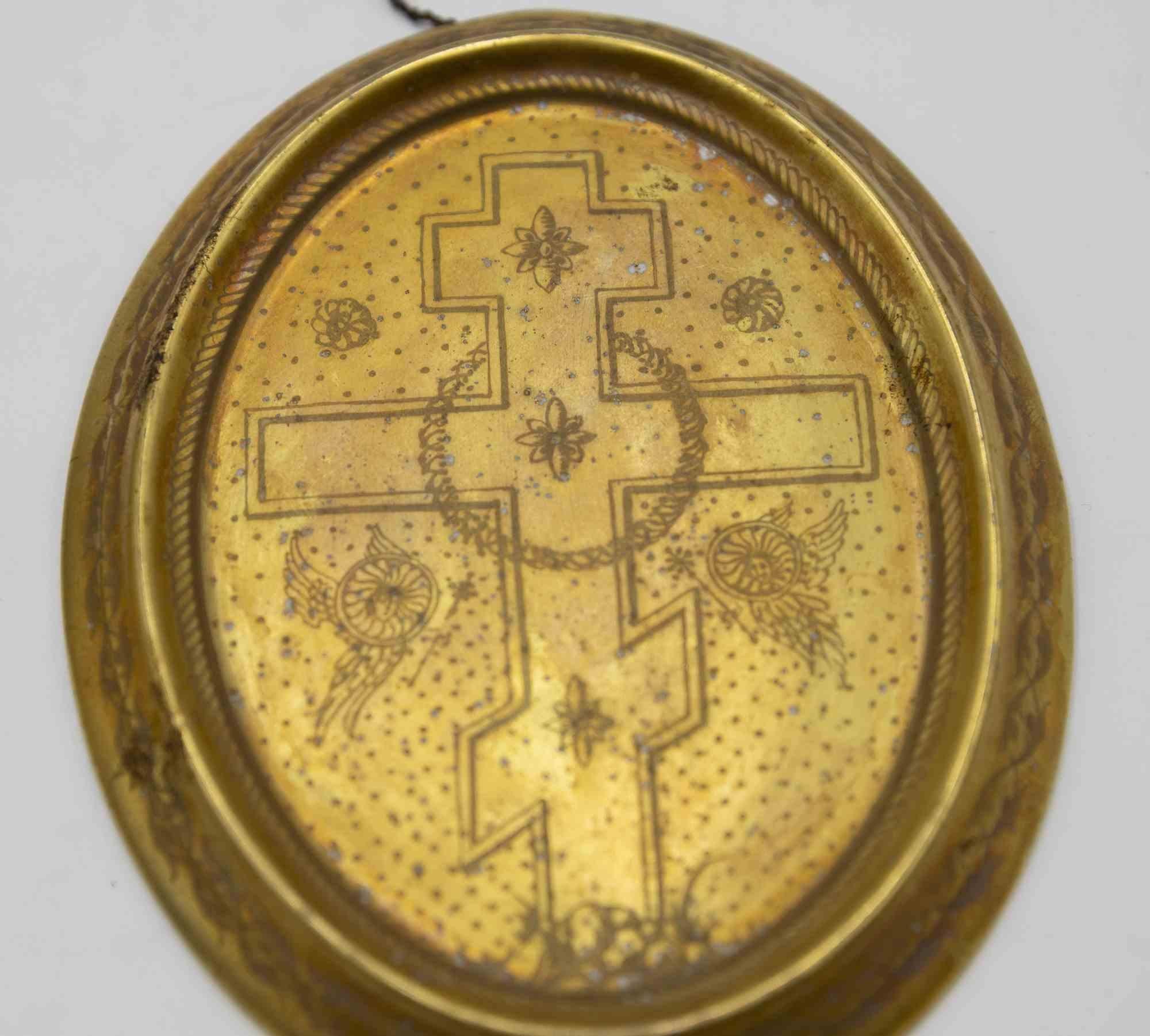Paire de plaques en porcelaine dorée est un objet décoratif réalisé au début du 20ème siècle.

Disques liturgiques représentant respectivement une croix et le visage de San Demetrios.

Inscription en cyrillique (probablement réalisée dans un