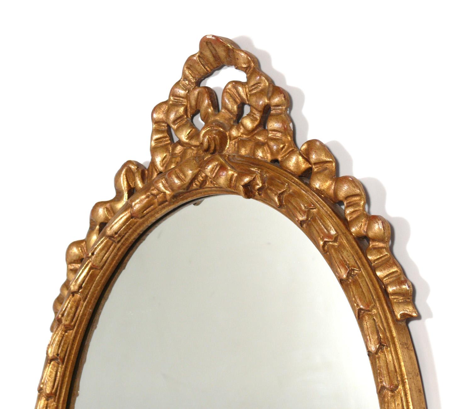 Hollywood Regency Paire de miroirs italiens ovales dorés de style rococo de l'hôtel Carlyle NYC en vente