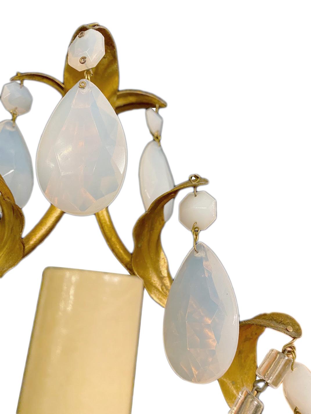 Pareja de candelabros dorados con gotas de opalina Italiano en venta