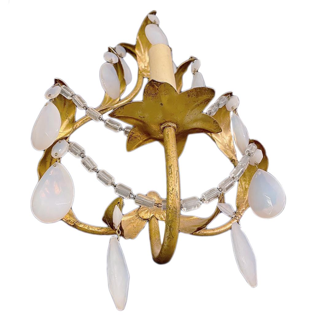 Pareja de candelabros dorados con gotas de opalina Dorado en venta