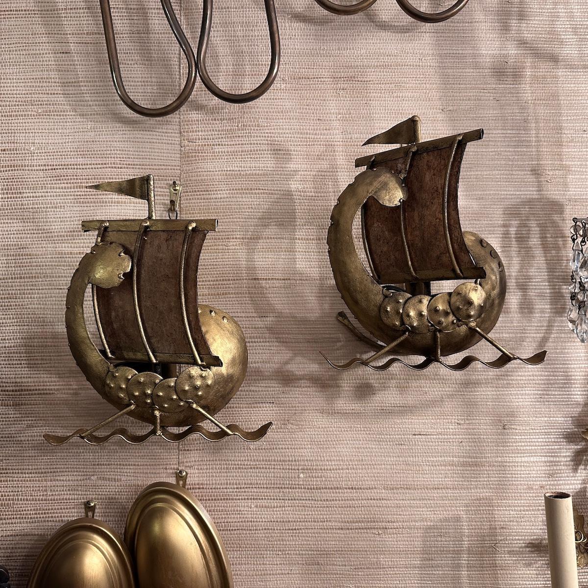Metà XX secolo Set di lampade da nave dorate con mica in vendita