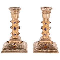 Paire de chandeliers viennois en argent doré et améthyste cabochon