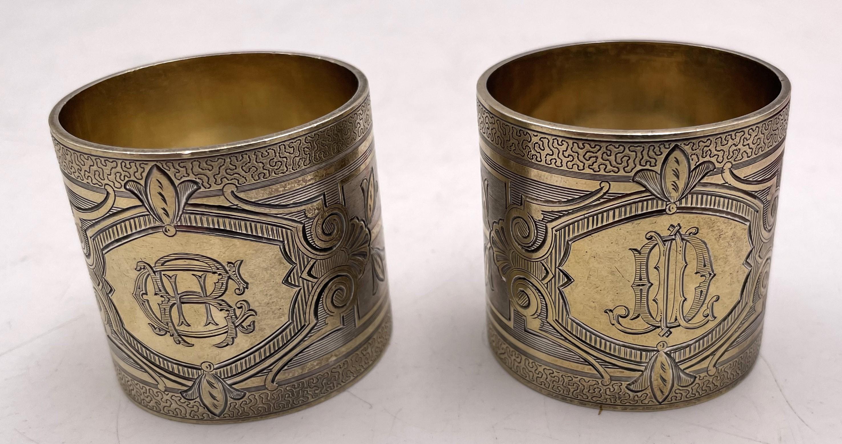 Coppia di portatovaglioli in argento dorato, probabilmente moneta 0,900, con motivi finemente incisi, tra cui motivi naturali e stilizzati e monogrammi, risalenti alla fine del XIX o all'inizio del XX secolo. Possibilmente della Shepard
