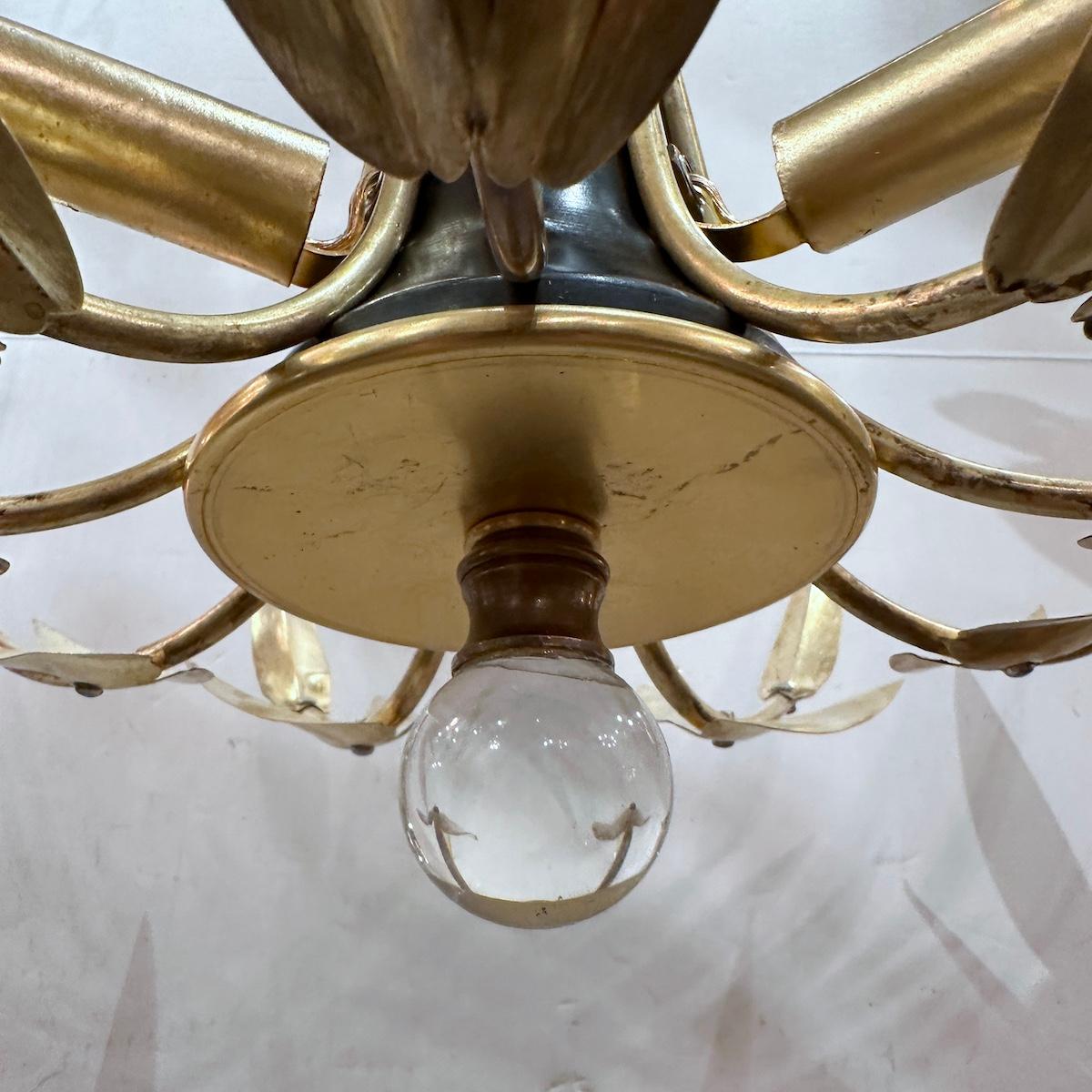 Paire de luminaires en métal peint et doré, datant des années 1960, avec 3 lumières et un épi de faîtage en verre. Vendu à l'unité.

Mesures :
Hauteur : 12