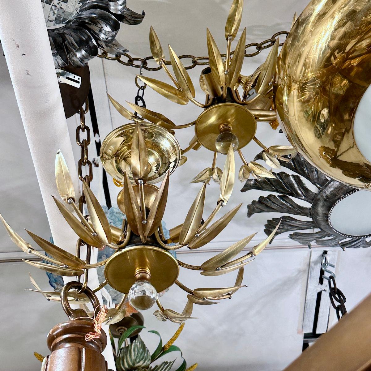 Paire de luminaires en forme de soleil doré, vendus individuellement en vente 1