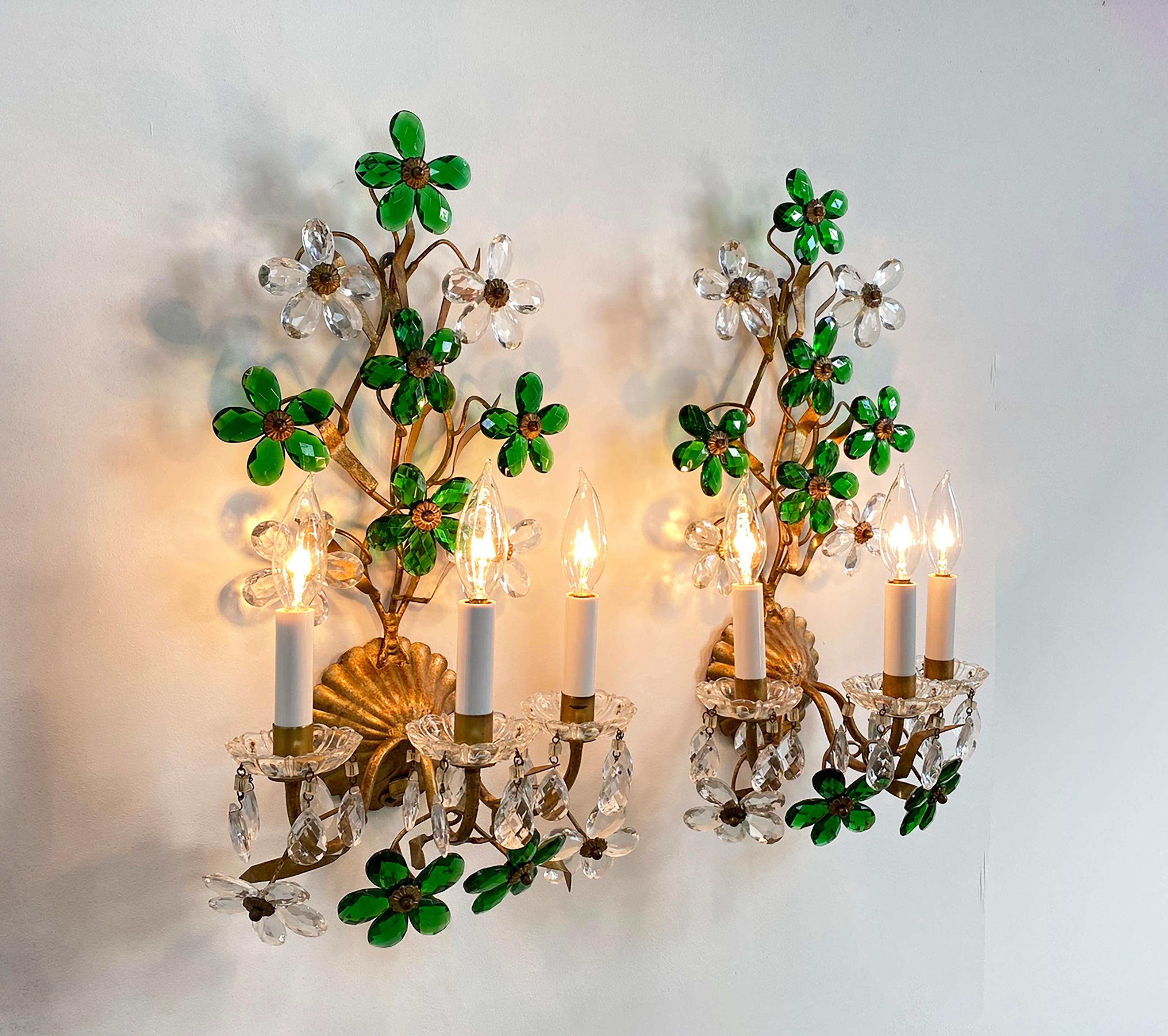 Pair of Gilt Tole Clear and Green Crystal Sconces Attributed to Maison Baguès For Sale 4