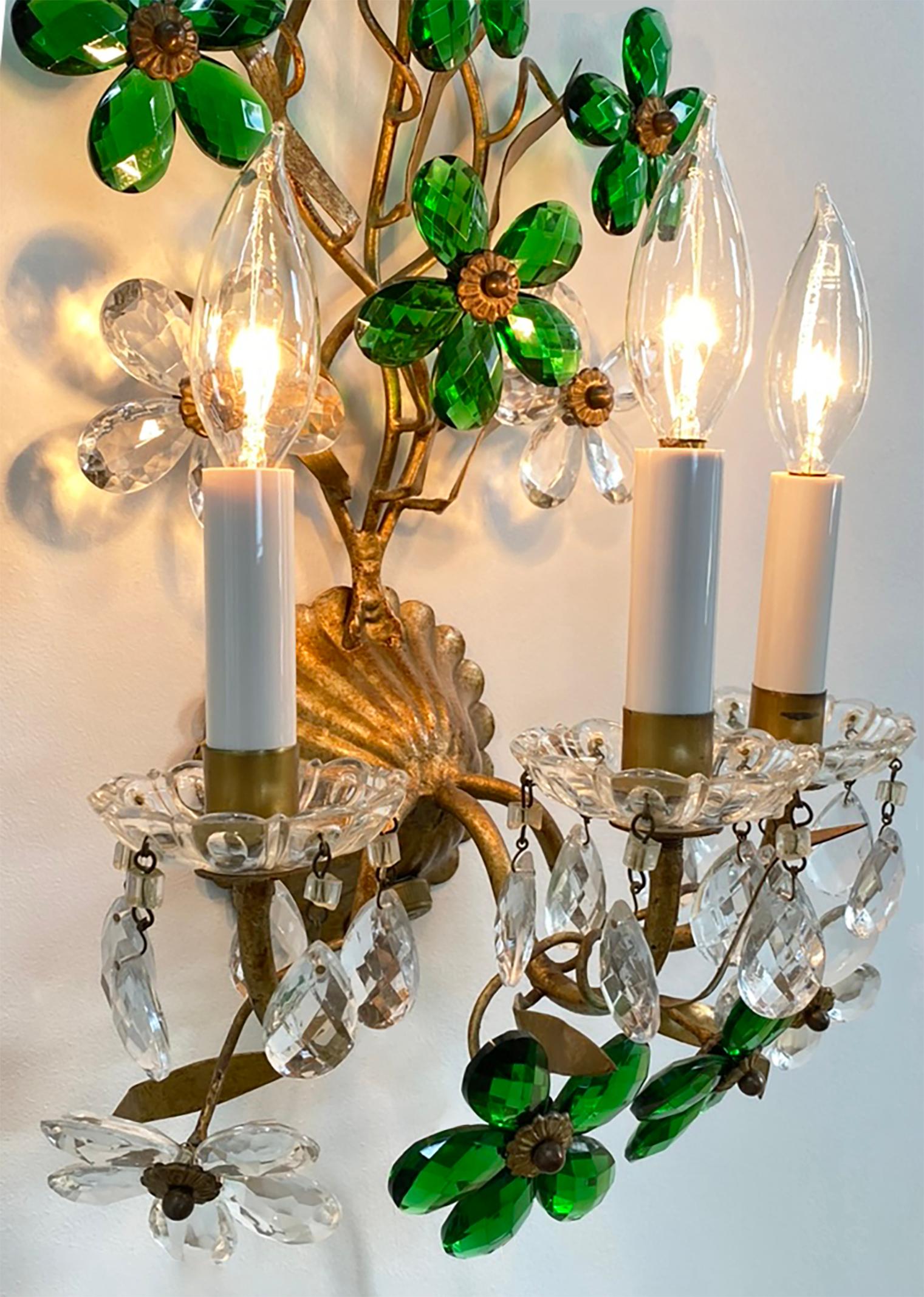 Mid-20th Century Pair of Gilt Tole Clear and Green Crystal Sconces Attributed to Maison Baguès For Sale
