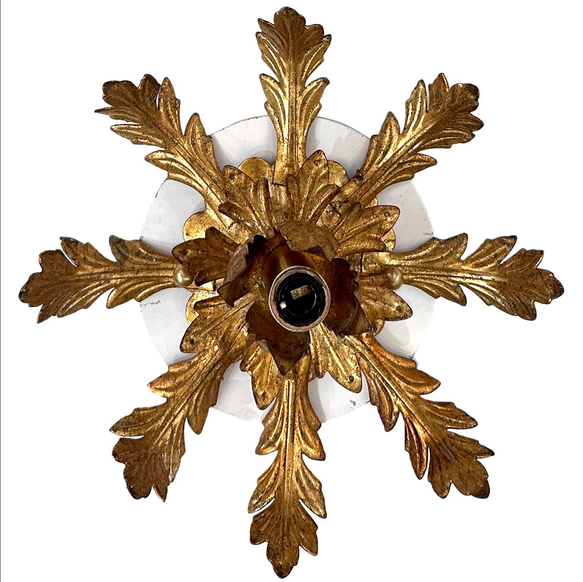 Pareja de apliques de tole dorado. Se venden individualmente. Italiano en venta