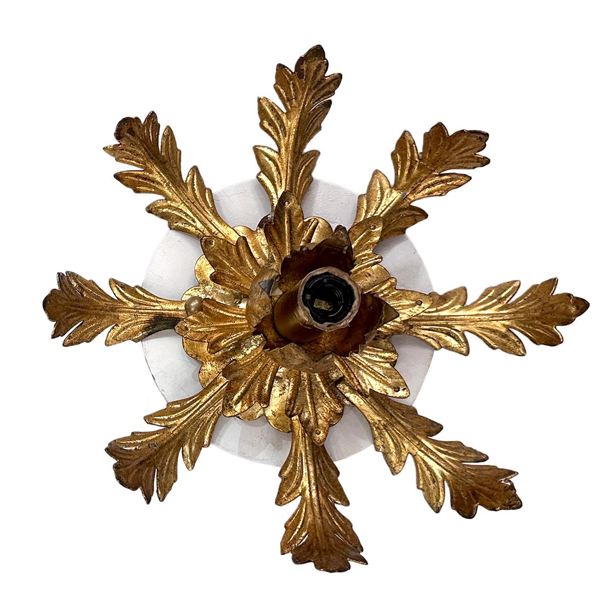 Pareja de apliques de tole dorado. Se venden individualmente. Dorado en venta