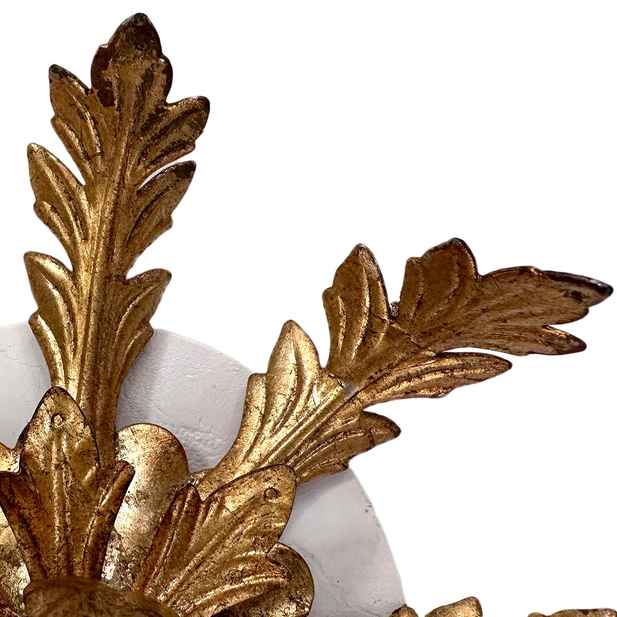 Pareja de apliques de tole dorado. Se venden individualmente. en Bueno estado para la venta en New York, NY