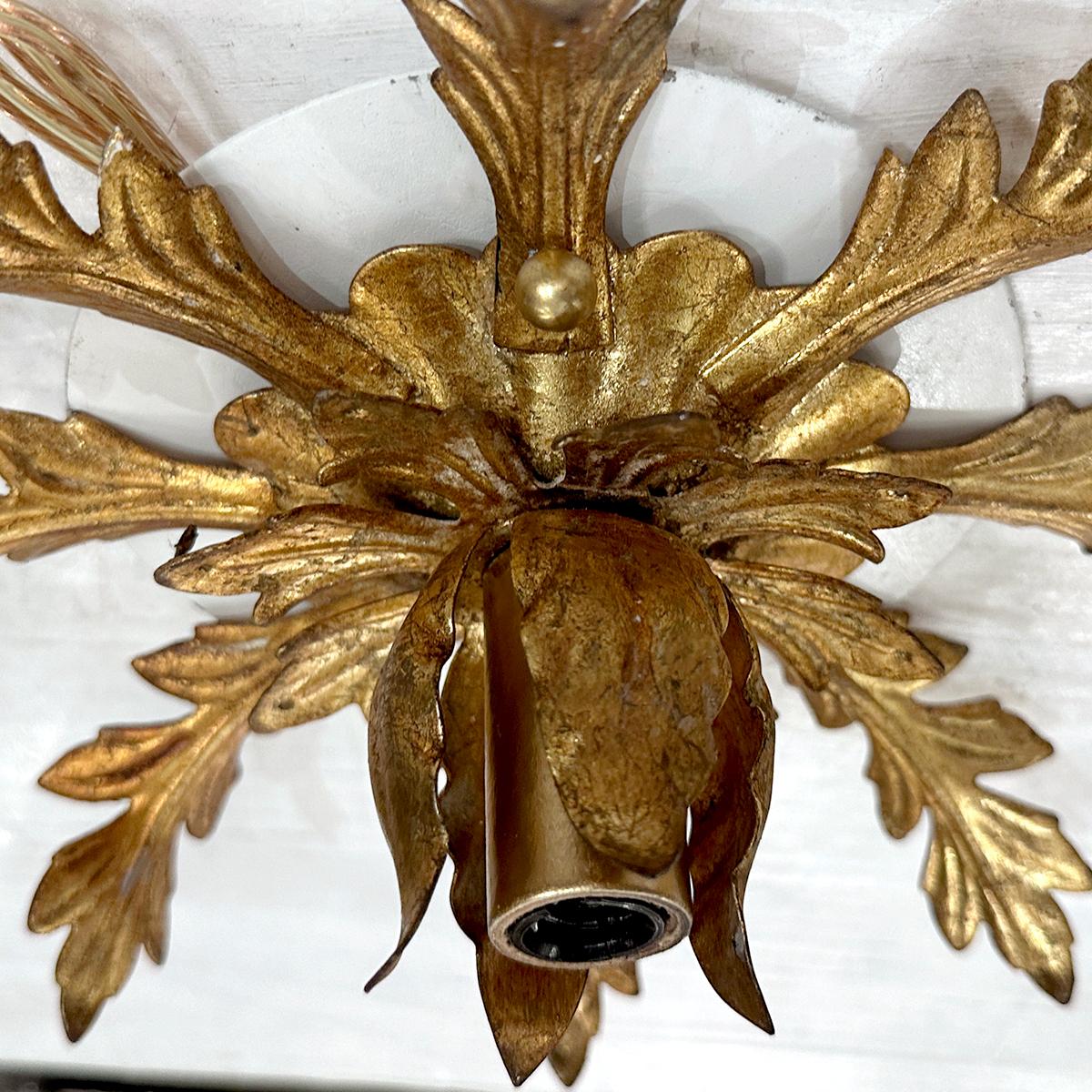 Pareja de apliques de tole dorado. Se venden individualmente. mediados del siglo XX en venta
