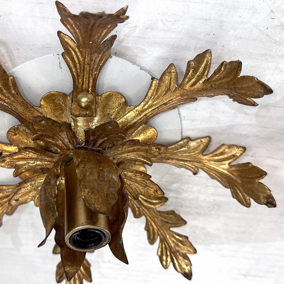 Pareja de apliques de tole dorado. Se venden individualmente. Metal en venta