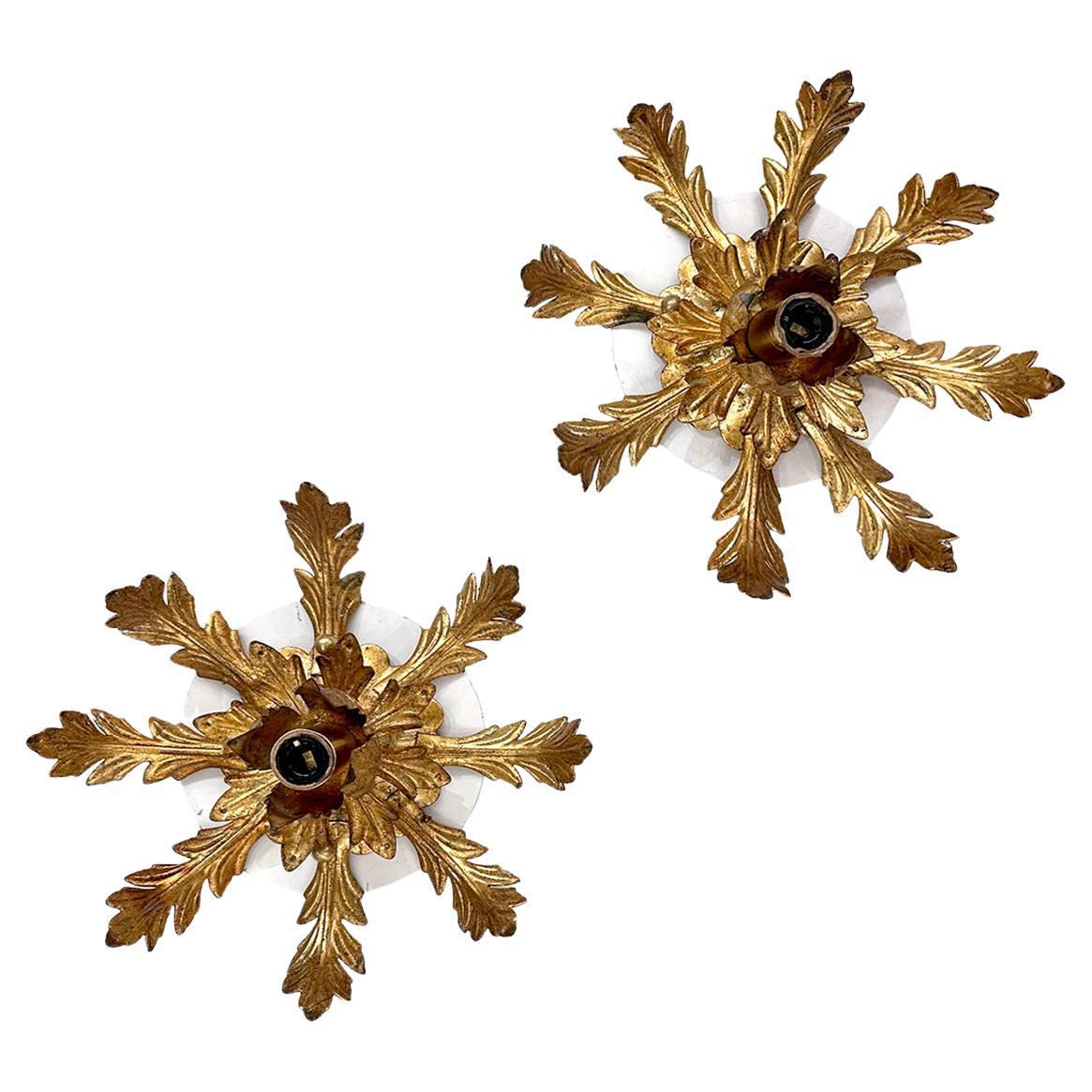 Pareja de apliques de tole dorado. Se venden individualmente. en venta