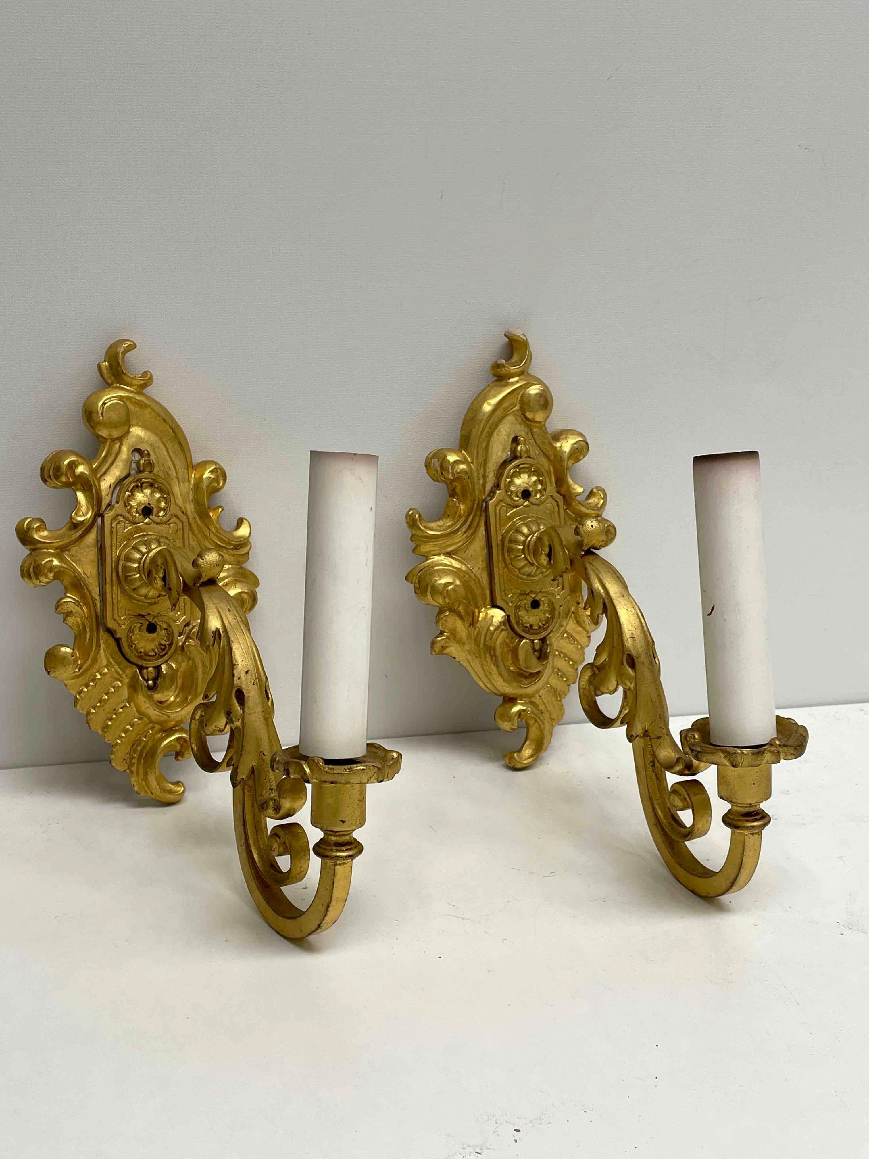 Mid-20th Century Pair of Gilt Wood and Gilt Metal Tole Toleware Sconces, Italy, 1960s For Sale