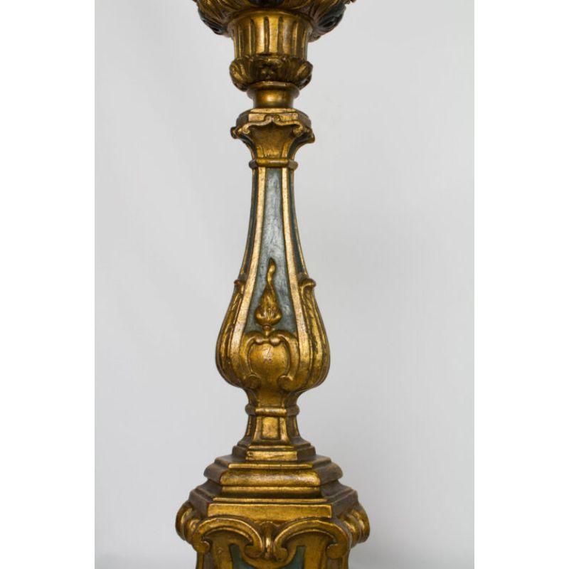 Paar vergoldete Holz-Kerzenständerlampen. Die tealfarbene Originalfarbe. Kerzenständer aus dem 19. Jahrhundert, europäisch, vollständig restauriert mit neuer Verkabelung und Beschlägen, Kerzendeckel sind aus elfenbeinfarbenem