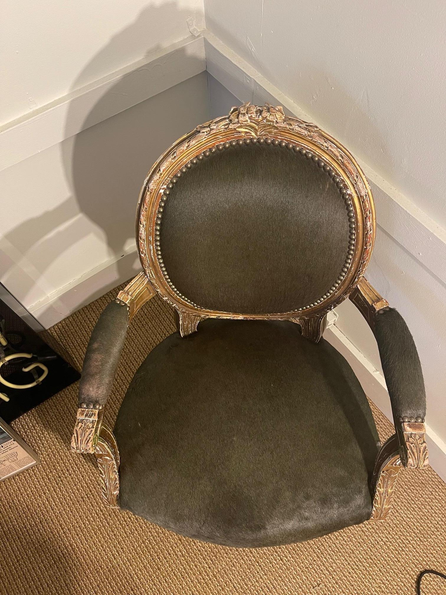 Paar vergoldete Louis-XV-Stühle aus Holz mit Haaren auf Leder  im Zustand „Relativ gut“ im Angebot in New York, NY
