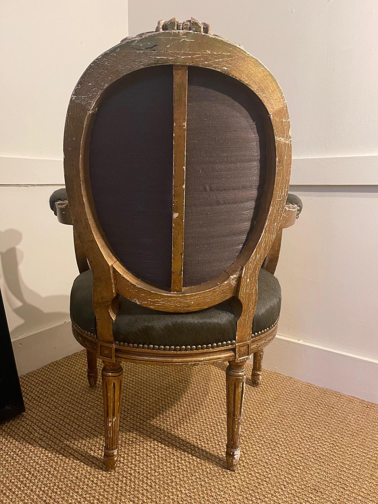 Paar vergoldete Louis-XV-Stühle aus Holz mit Haaren auf Leder  (Tierhaut) im Angebot