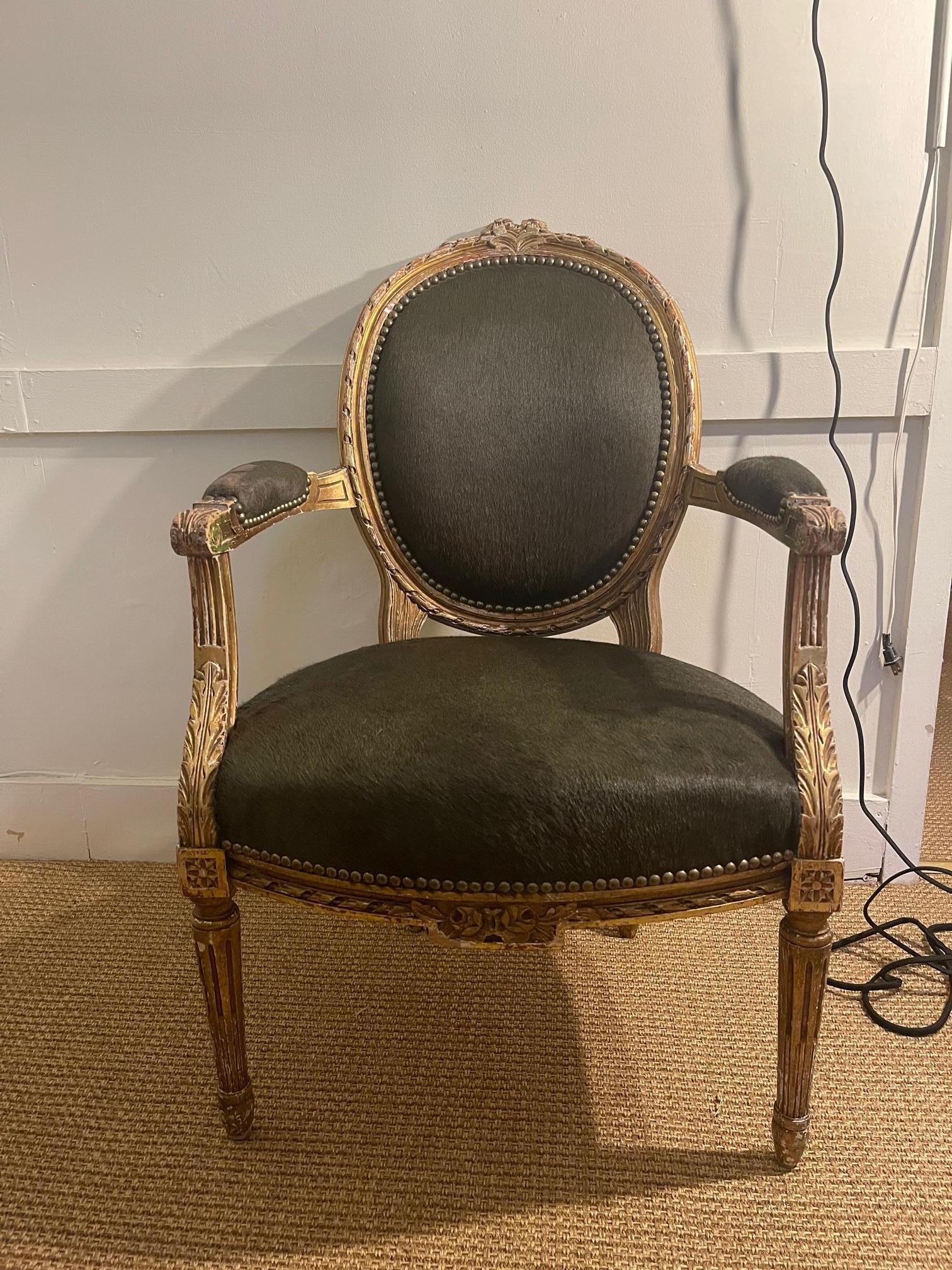 Paar vergoldete Louis-XV-Stühle aus Holz mit Haaren auf Leder  im Angebot 1