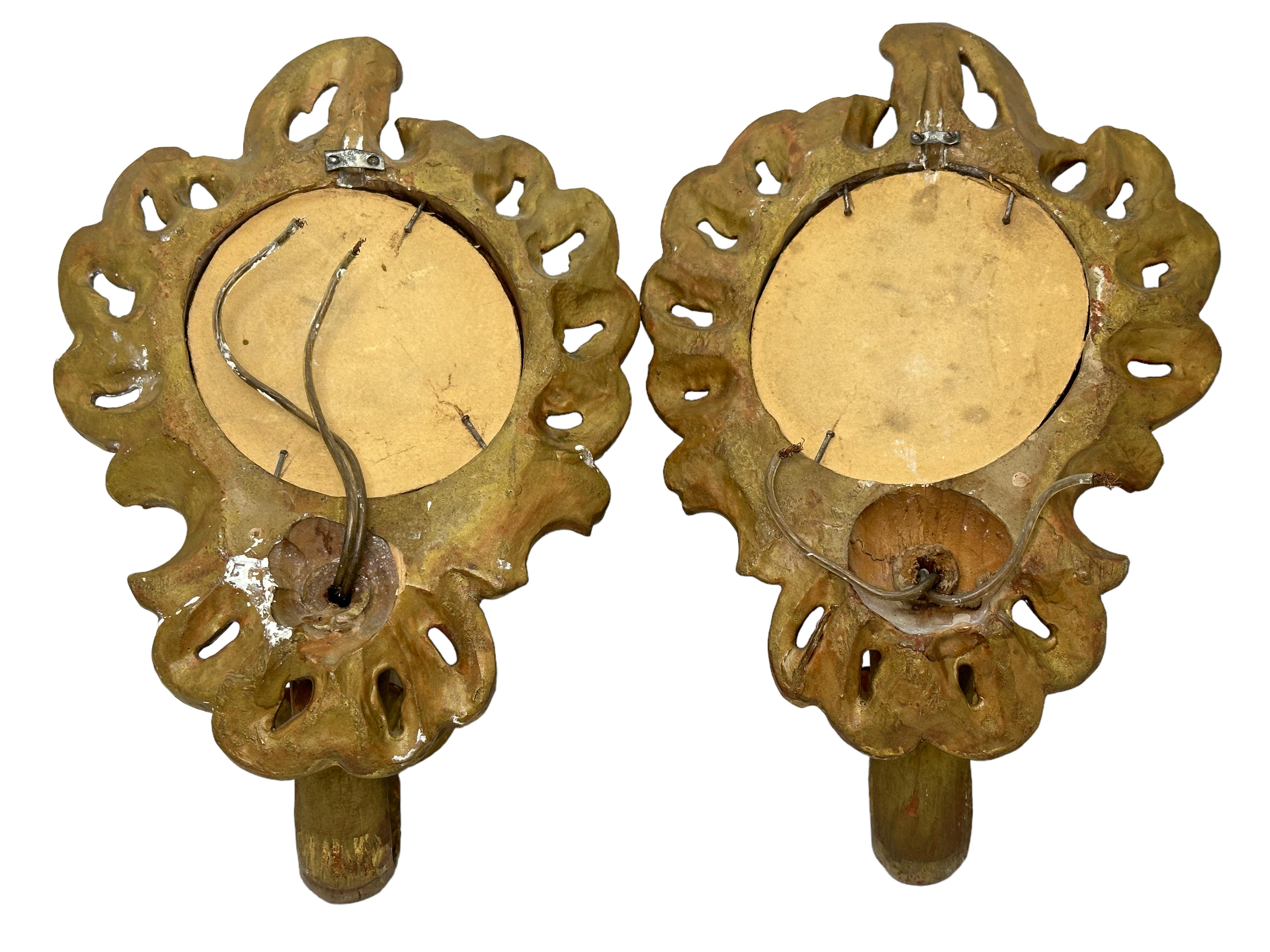 Doré Paire d'appliques à miroir en bois doré Tole Toleware, Italie, années 1920 en vente