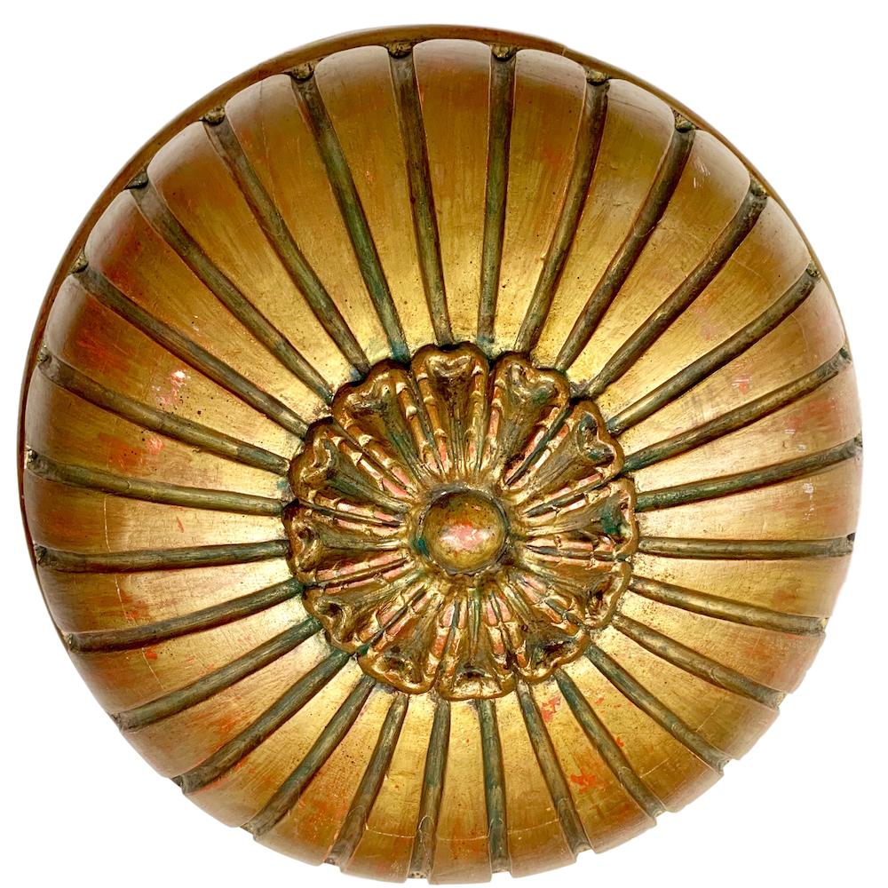 Paire de luminaires suspendus en forme de bol en bois sculpté et doré, datant des années 1920, avec rosette centrale et chute variable. Vendu à l'unité.

Mesures :
Chute minimale de 16