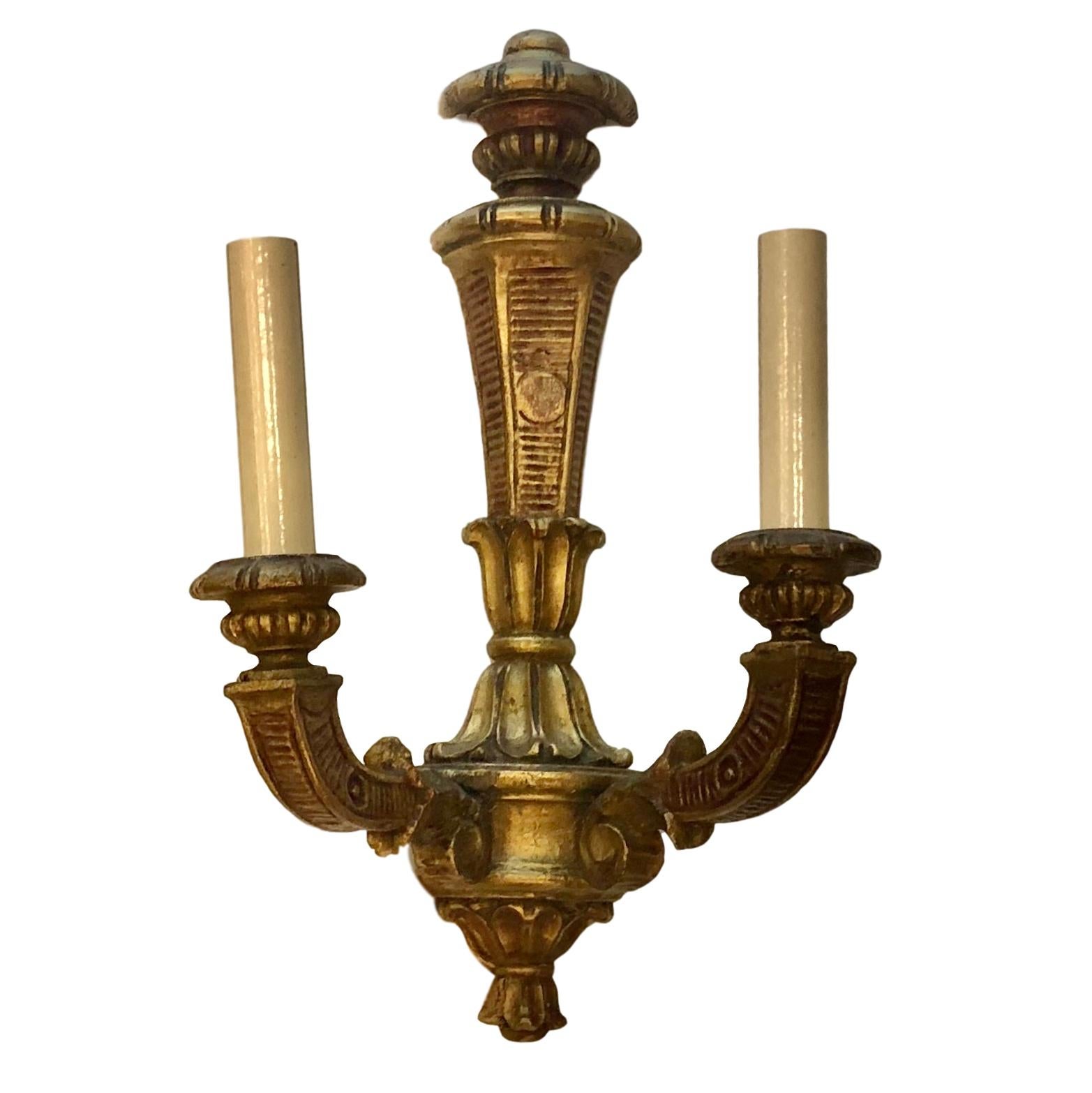 Coppia di appliques francesi in stile neoclassico degli anni '30 circa, in legno dorato con dettagli dipinti.

Misure:
Altezza 15