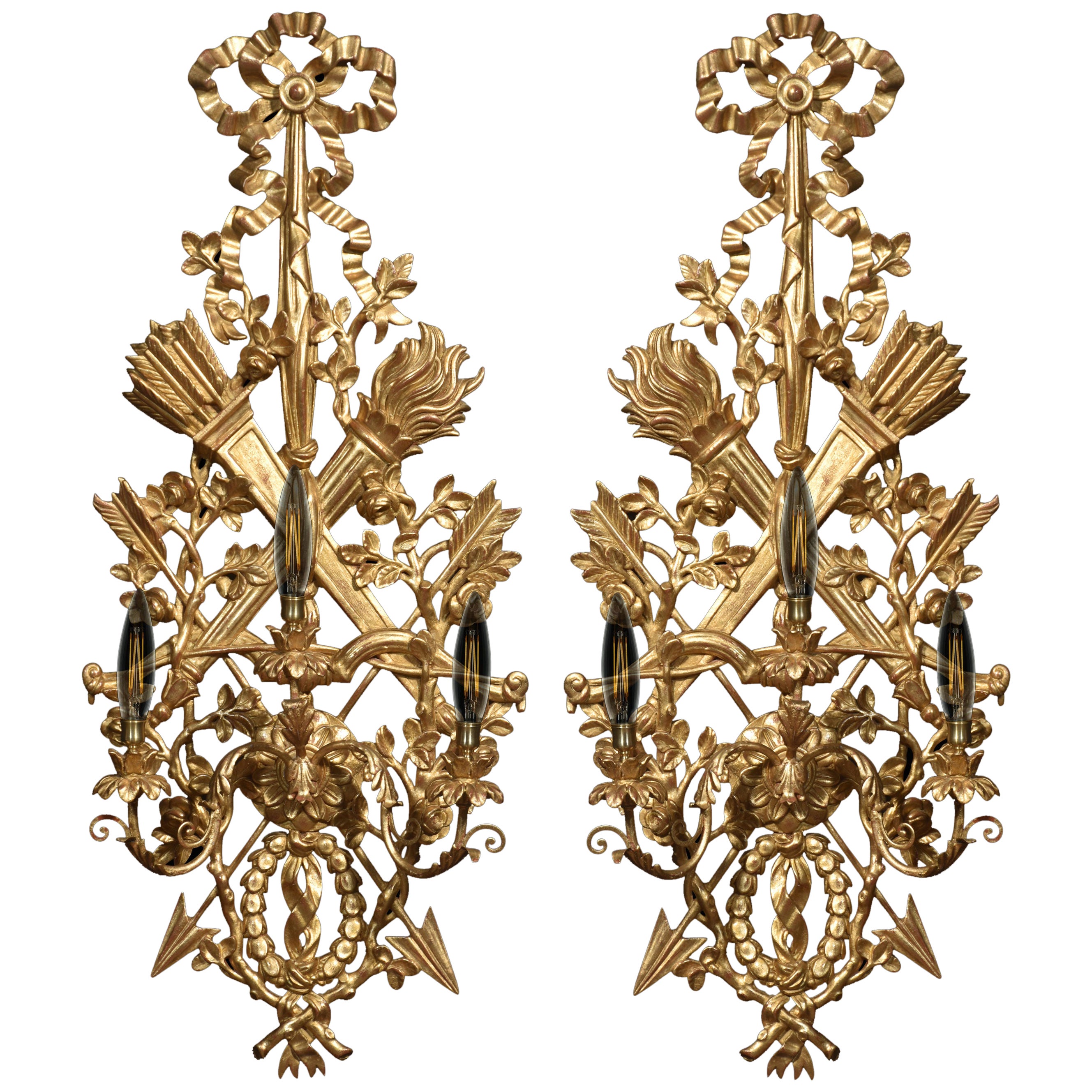 Coppia di applique a tre luci in legno dorato in vendita