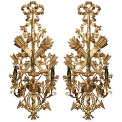 Coppia di applique a tre luci in legno dorato
