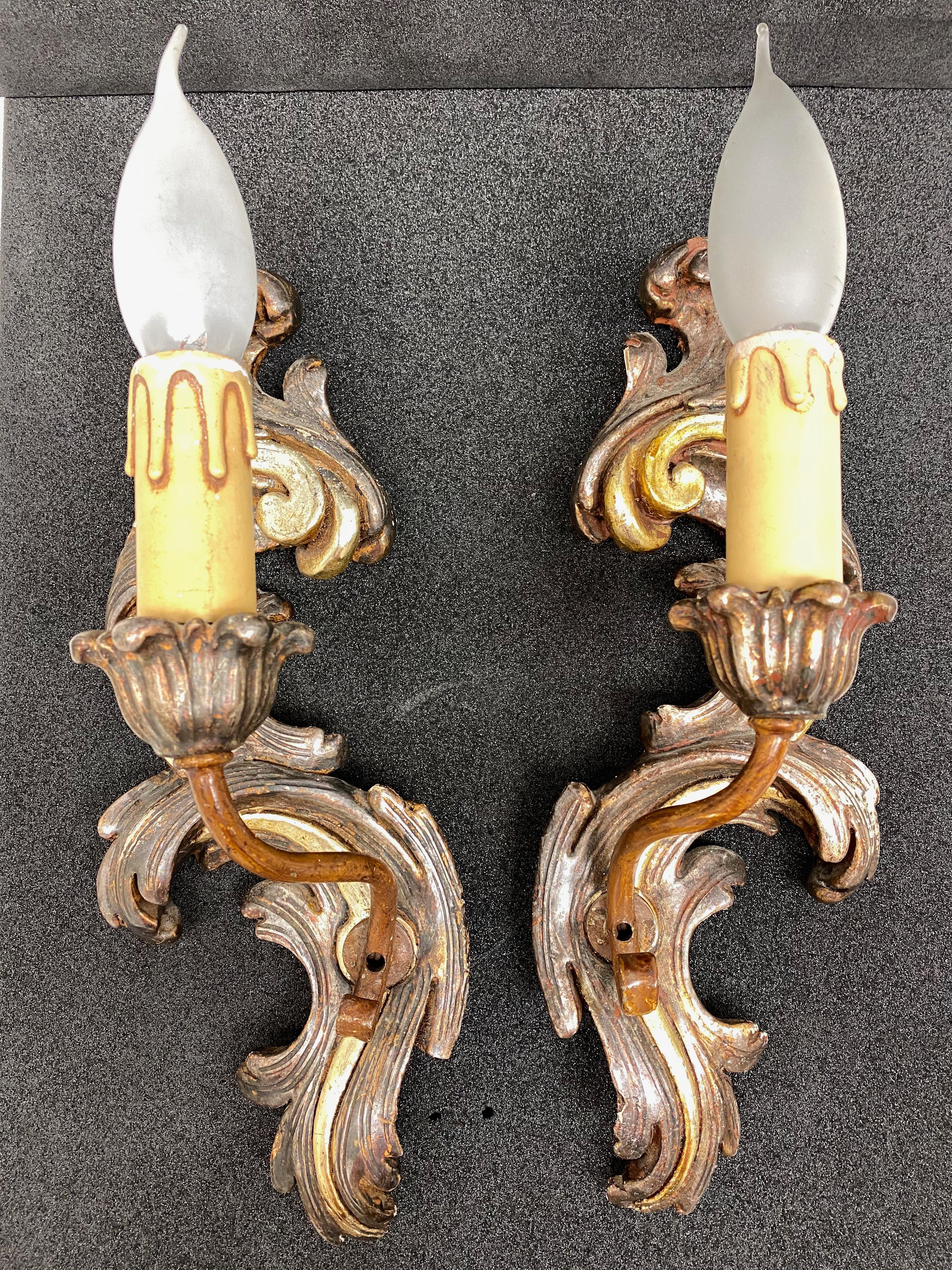 Hollywood Regency Pair of Giltwood Tole Style Sconces, Italy, 1960s For Sale